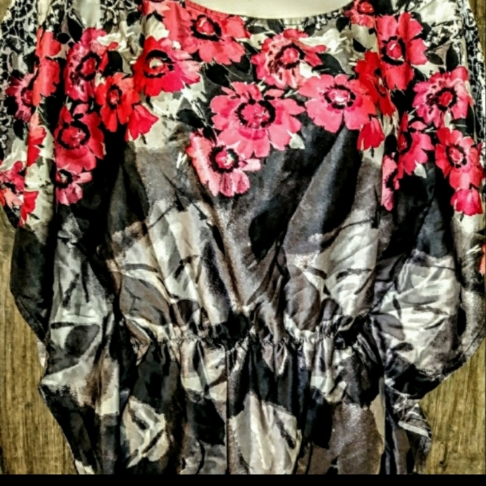 IZ Byer Top Size Medium Floral Batwing Smocked - Picture 9 of 12